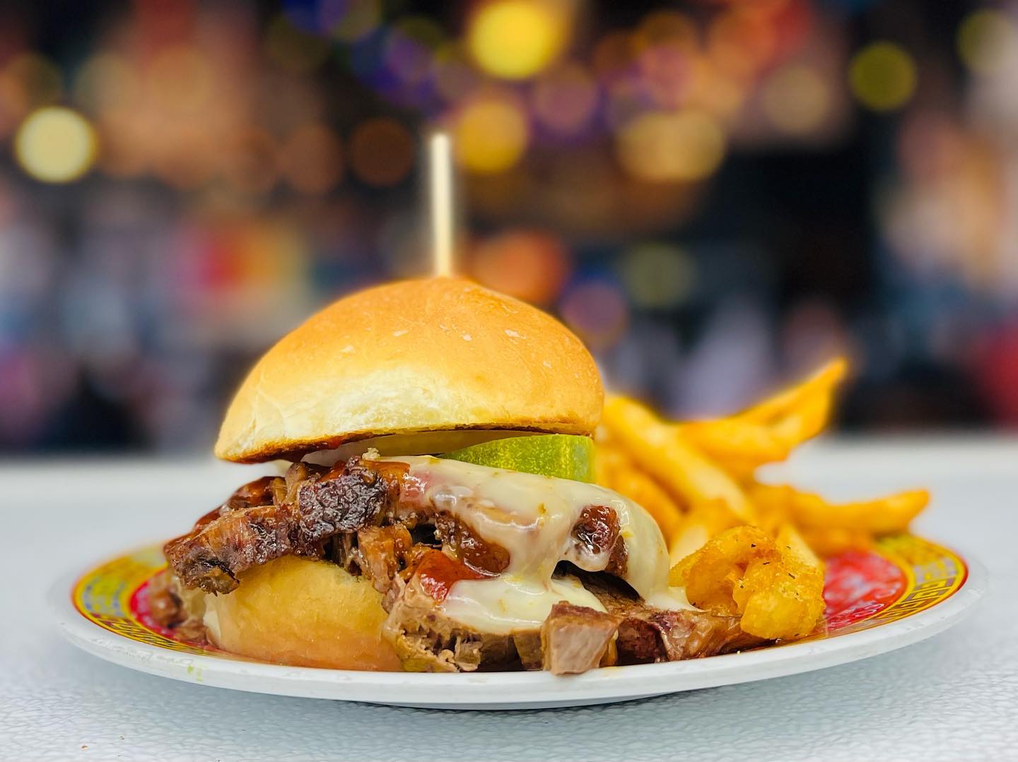 🎸 Gypsy Joynt – Fun atmosphere with hard-to-match menu choices 🎶. Vegetarian options available.