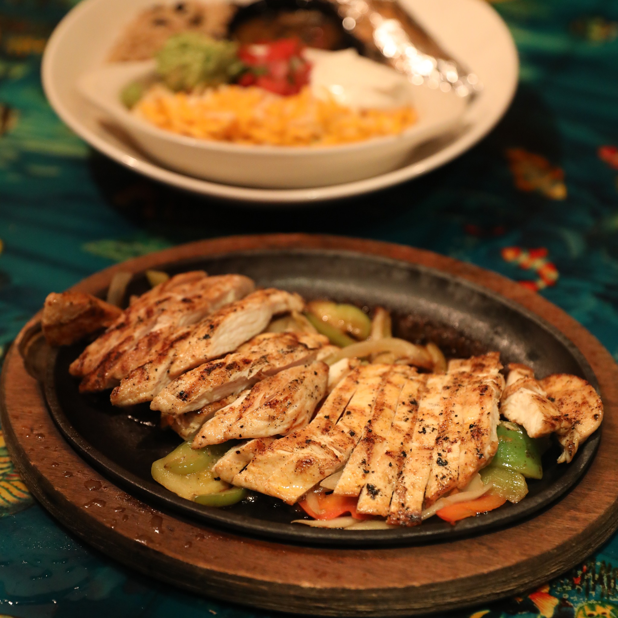 🌴 Rainforest Cafe – A jungle-themed adventure on the Galveston Seawall, this immersive eatery features animatronic animals, tropical rainstorms, and a river ride that winds through the restaurant. With a menu of American and island-inspired fare, it’s a family-friendly destination where dining meets entertainment.