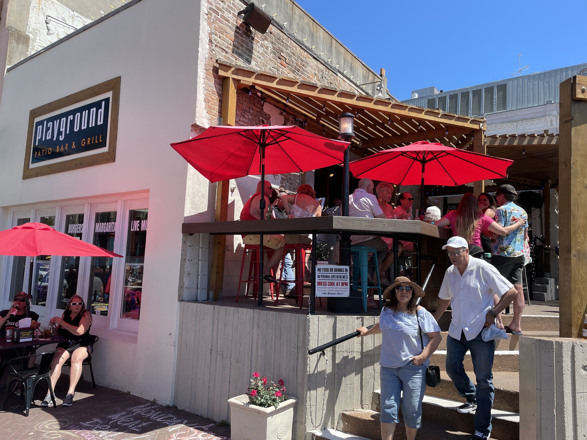 🎸 Playground Patio Bar & Grill – A lively hangout for burgers, hot dogs, drinks, and weekend live music. Family-friendly with arcade games and TVs, just one block from the cruise terminals. Rated #1 for “Pre-Cruise Celebrations!”