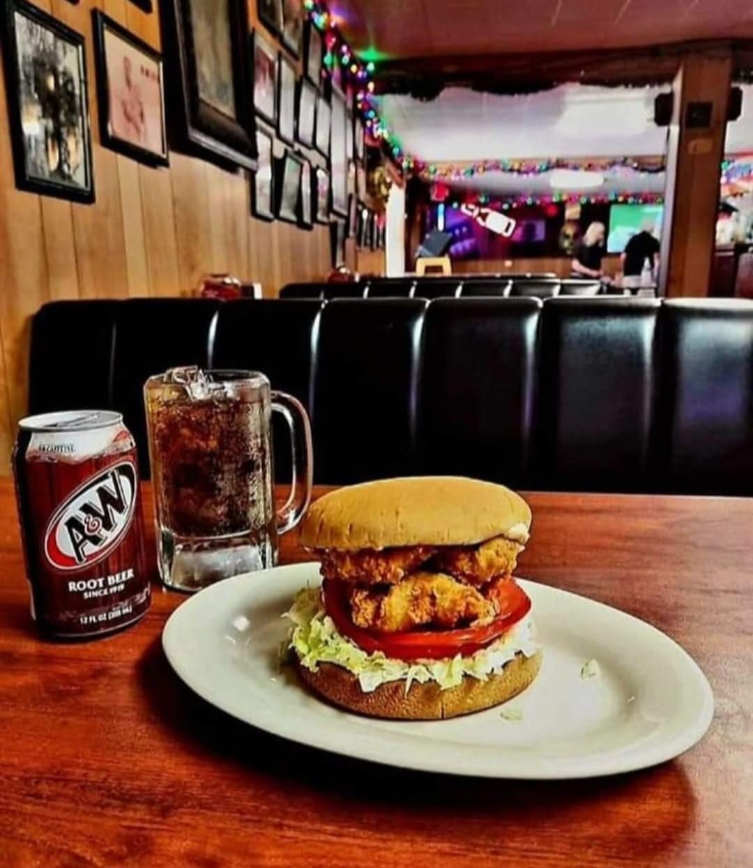 🍔 Sonny’s Place – A Galveston institution since 1944, this old-school bar and grill is beloved for its burgers, shrimp buns, gumbo, and Friday spaghetti specials. With pool tables, vintage charm, and a loyal local following, it’s a no-frills hangout where the food is hearty and the stories are legendary.