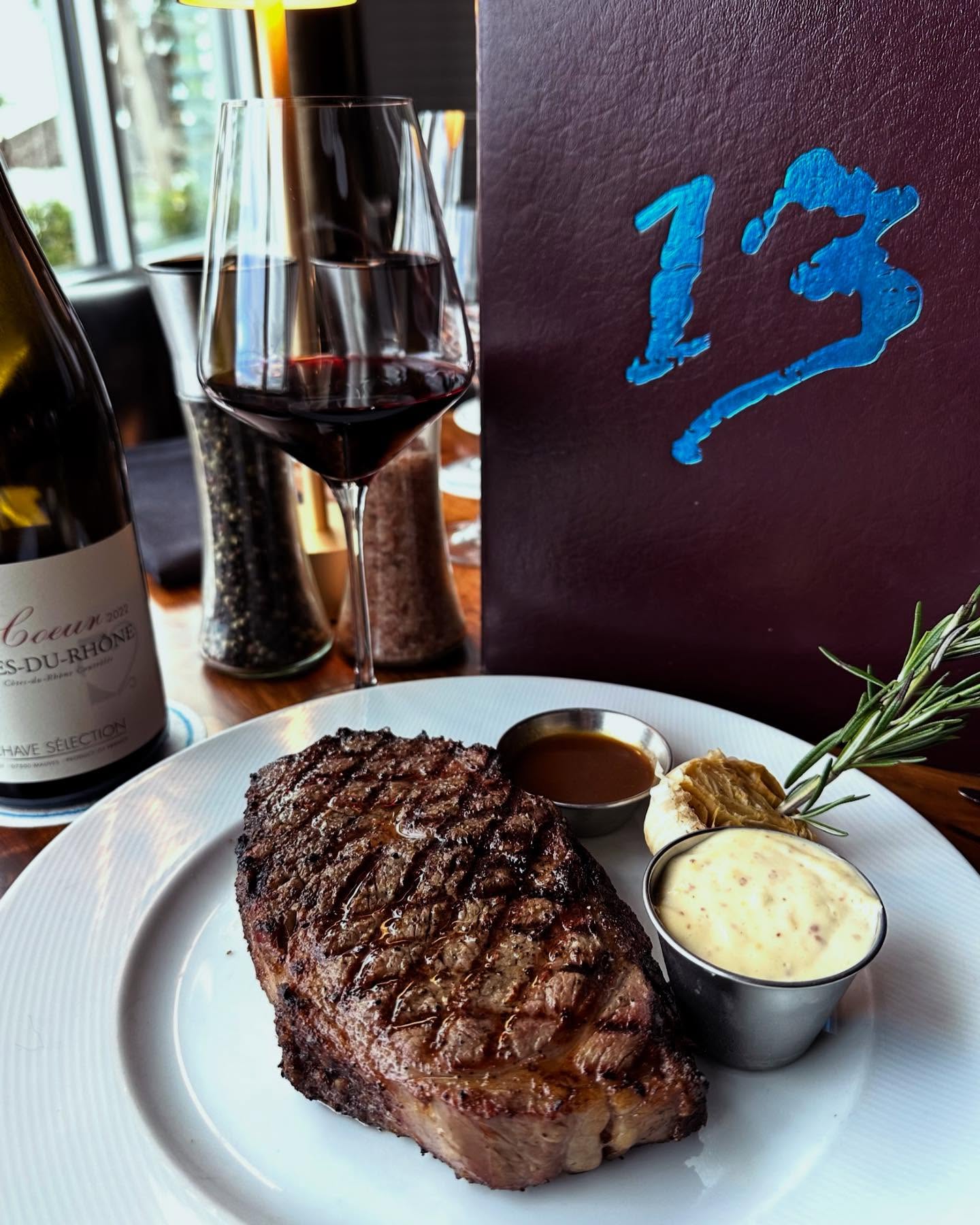 🥩 Number 13 Prime Steak and Seafood – Upscale waterfront dining. Combines stunning marina views with a menu focused on high-quality steaks and seafood paired with an award-winning wine list. The welcoming atmosphere makes it perfect for a memorable lunch, brunch, dinner, or drinks with friends and family.