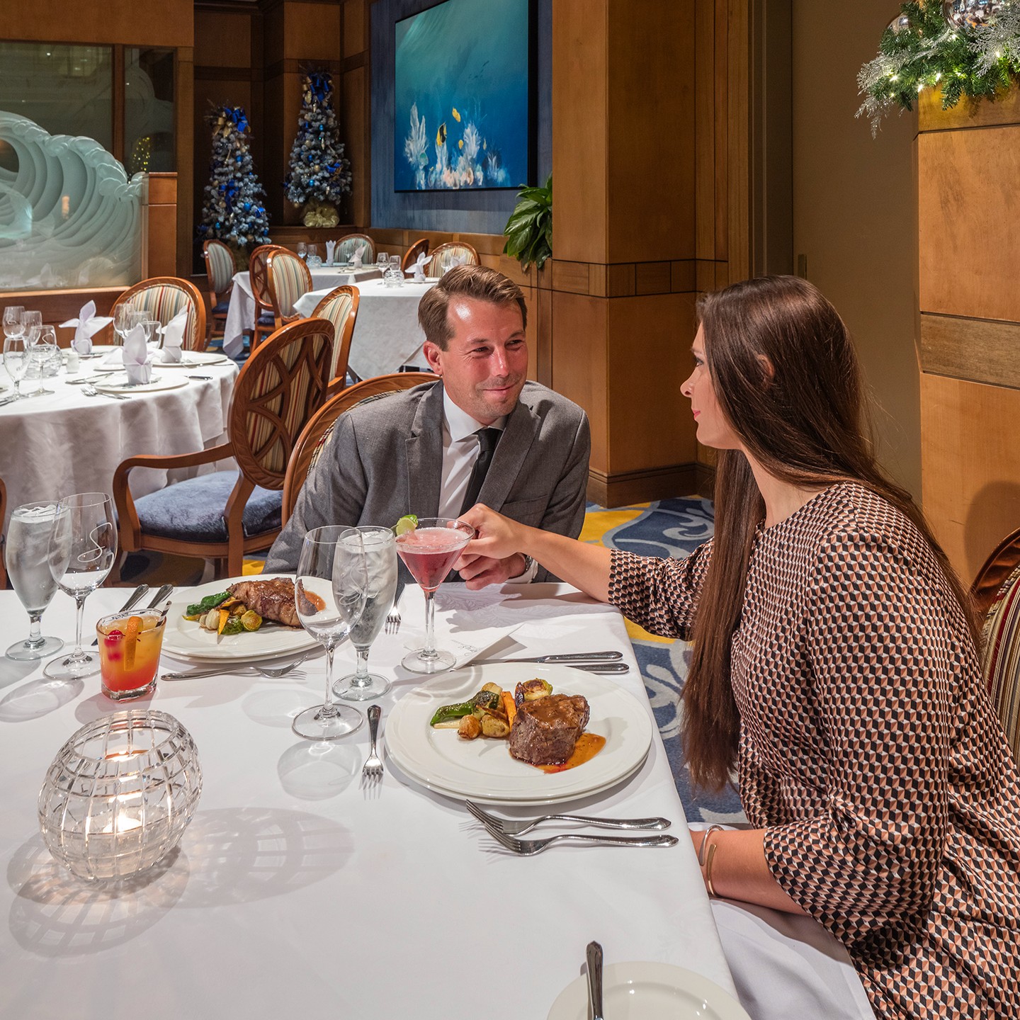 🥩 Shearn’s Seafood and Prime Steaks – Galveston’s AAA Four Diamond destination for refined dining, where prime steaks, Gulf seafood, and panoramic views of Moody Gardens create an unforgettable evening. Dressy casual attire sets the tone for this elevated experience atop the Moody Gardens Hotel.