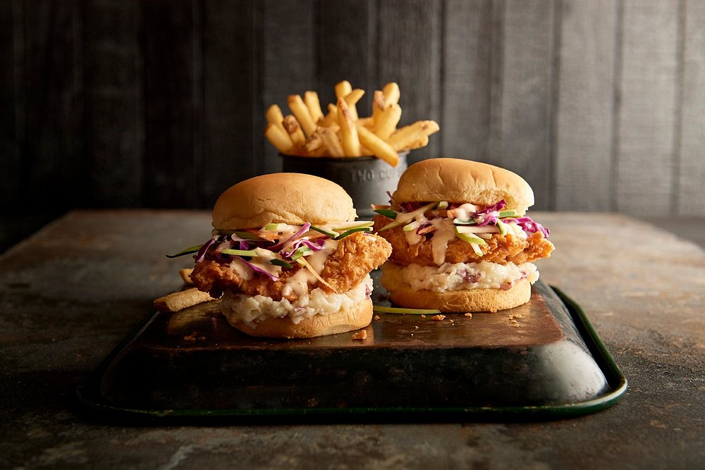 🍺 Brick House Tavern + Tap – A relaxed, sports-centric tavern with a seemingly endless assortment of hand-crafted cocktails and beers. Guests enjoy a next-generation experience with inventive American tavern fare, 30+ TVs, and a spacious patio overlooking the beach.