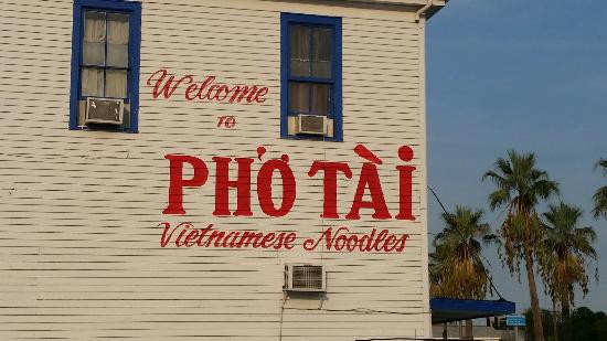 🍜 Pho Tai Vietnamese Restaurant – Traditional pho and grilled dishes served in a cozy, casual setting. Known for excellent coffee, an impressive tea selection, and a diverse menu that includes comfort food, healthy choices, quick bites, and vegetarian options.