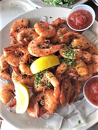 🦪 Black Pearl Oyster Bar – A lively Cajun seafood spot in the heart of downtown Galveston, known for its raw oysters, gumbo, and generous portions. With a New Orleans vibe and a menu packed with Gulf Coast favorites, it’s a go-to for locals and visitors craving bold flavors and casual charm.