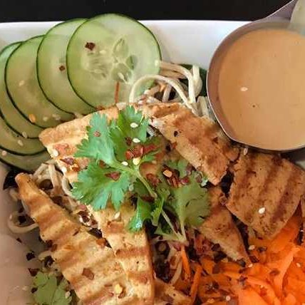 🥗 Eatcetera – Gluten-free, vegetarian, and vegan options. Enjoy our delicious sandwiches, soups, and salads, along with French press coffee and Katz Coffee teas. Vegan cheese and desserts are available!