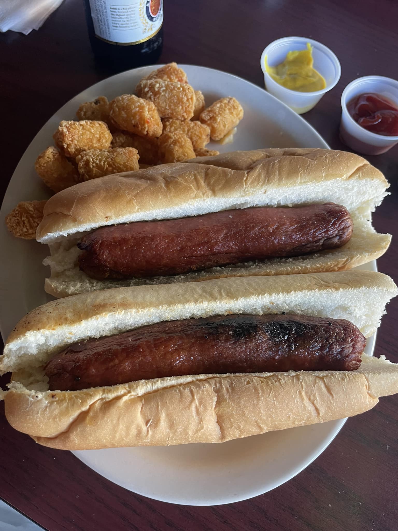 🍔 The Press Box – Popular sports bar and eatery known for its friendly atmosphere, great food, and cold beer. Their menu includes favorites like Press Box Nachos, Rollie’s Chicken Fingers, Warren’s Wings, and Tony Jalapenos, along with a selection of sandwiches, burgers, and salads.