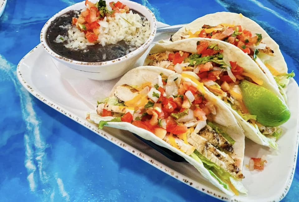 🦞 The West End Restaurant & Sandbar Grill – Expertly prepared seafood, premium steaks, delectable pasta dishes, and fresh salads in a refined setting with stunning water views.