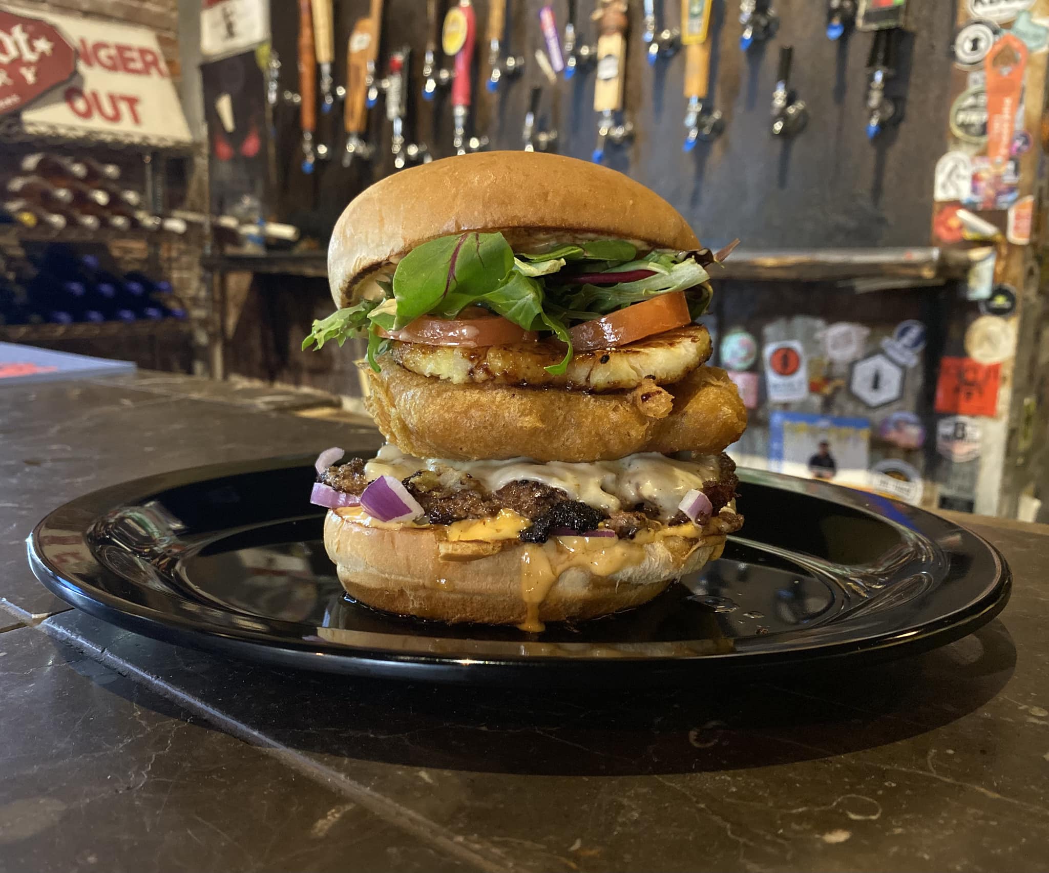 🍻 Brews Brothers – Known for friendly bartenders and juicy burgers, highlights include the Mission from God Burger and the Brews Burger, along with a variety of craft beers on tap.