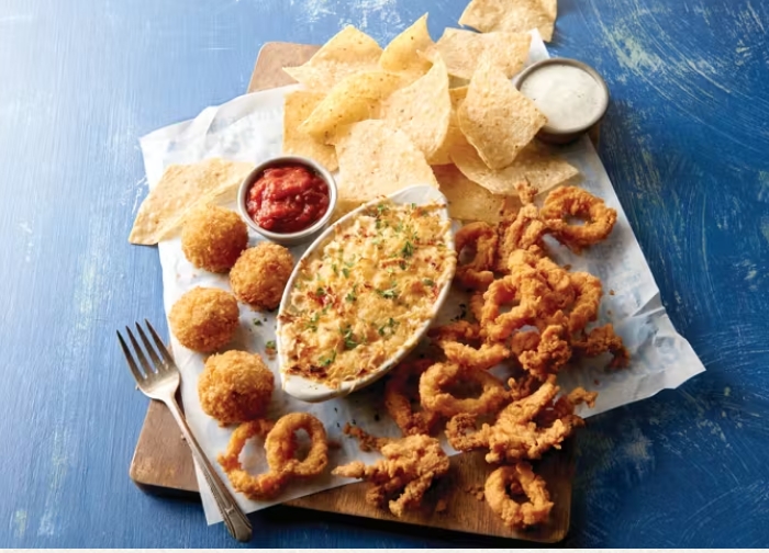 🦀 Joe’s Crab Shack – Offers a variety of seafood and shore favorites, including seasonal seafood buckets, fried shrimp platters, and mainland options like steak and sandwiches.
