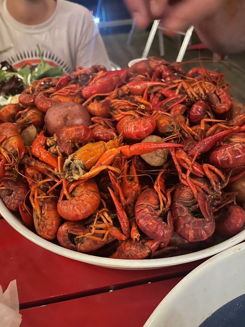 🦞 Waterman’s Restaurant – A sunset-lover’s paradise tucked beside Galveston Island State Park, this waterfront gem pairs prime steaks and Gulf seafood with expansive decks overlooking Lake Como and Galveston Bay. With live music, a pet-friendly dock bar, and a laid-back coastal vibe, it’s a must for scenic dining on the island’s west end.