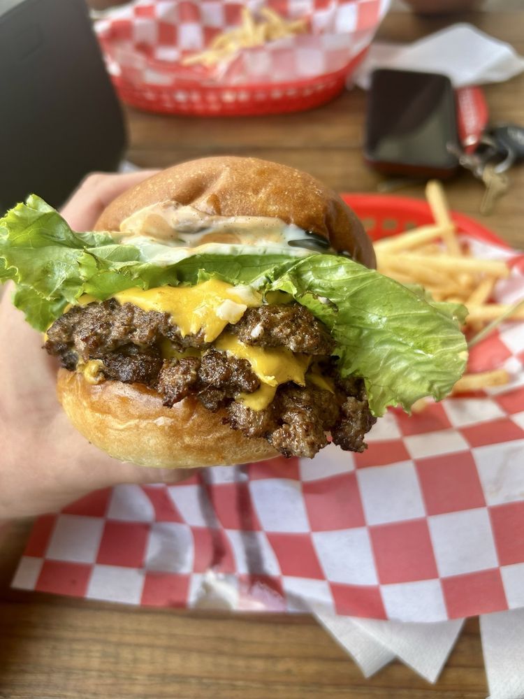🍔 Mac-ies Smashburgers & Fries – The best smash burgers on the island, with fresh ingredients and five cheese options, including gouda. Dog-friendly patio and a friendly staff, making it a go-to for burger lovers!