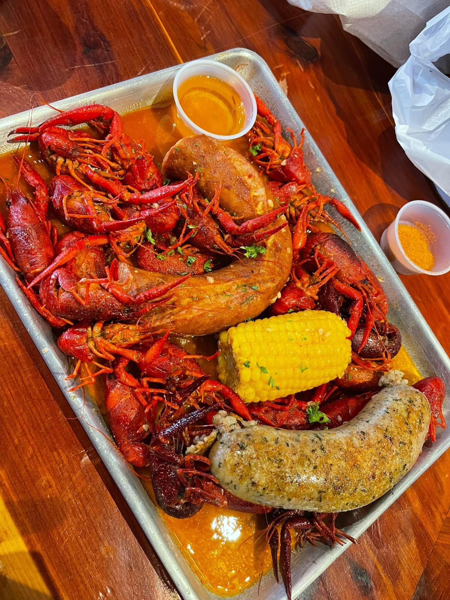 🏝️ Huli Huli Hut – Island vibes and bold flavors to its new location on 25th Street. Known for its Hawaiian seafood boils, Waikiki burgers, and Gulf Balls, this locals’ favorite offers a laid-back patio, live music nights, and tropical cocktails. CRAWFISH!