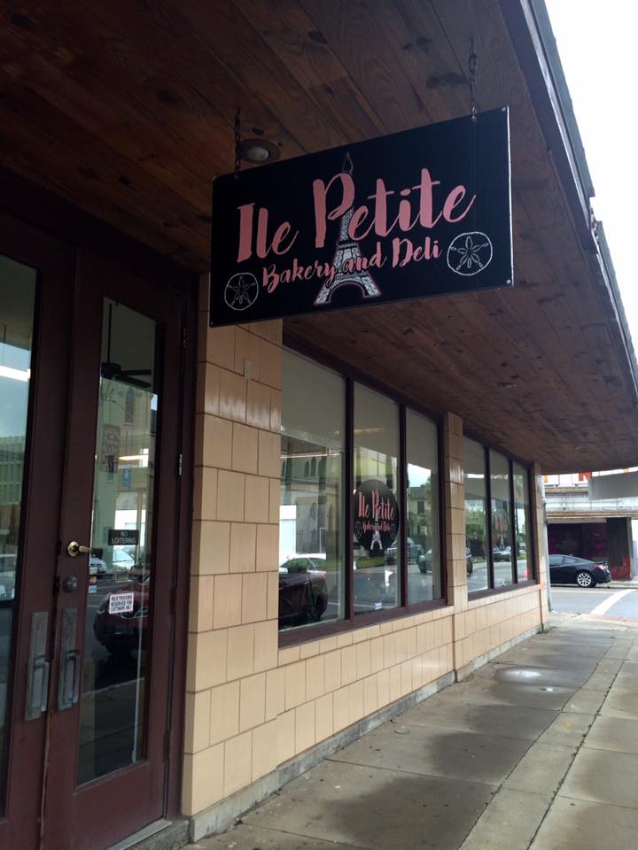 ๐ฅ Ile Petite Bakery & Deli โ Family-run bakery & deli offering scratch-made pastries, French macarons, Grand Champion kolaches, gourmet sandwiches & fresh espresso in a cozy Midtown cafรฉ.