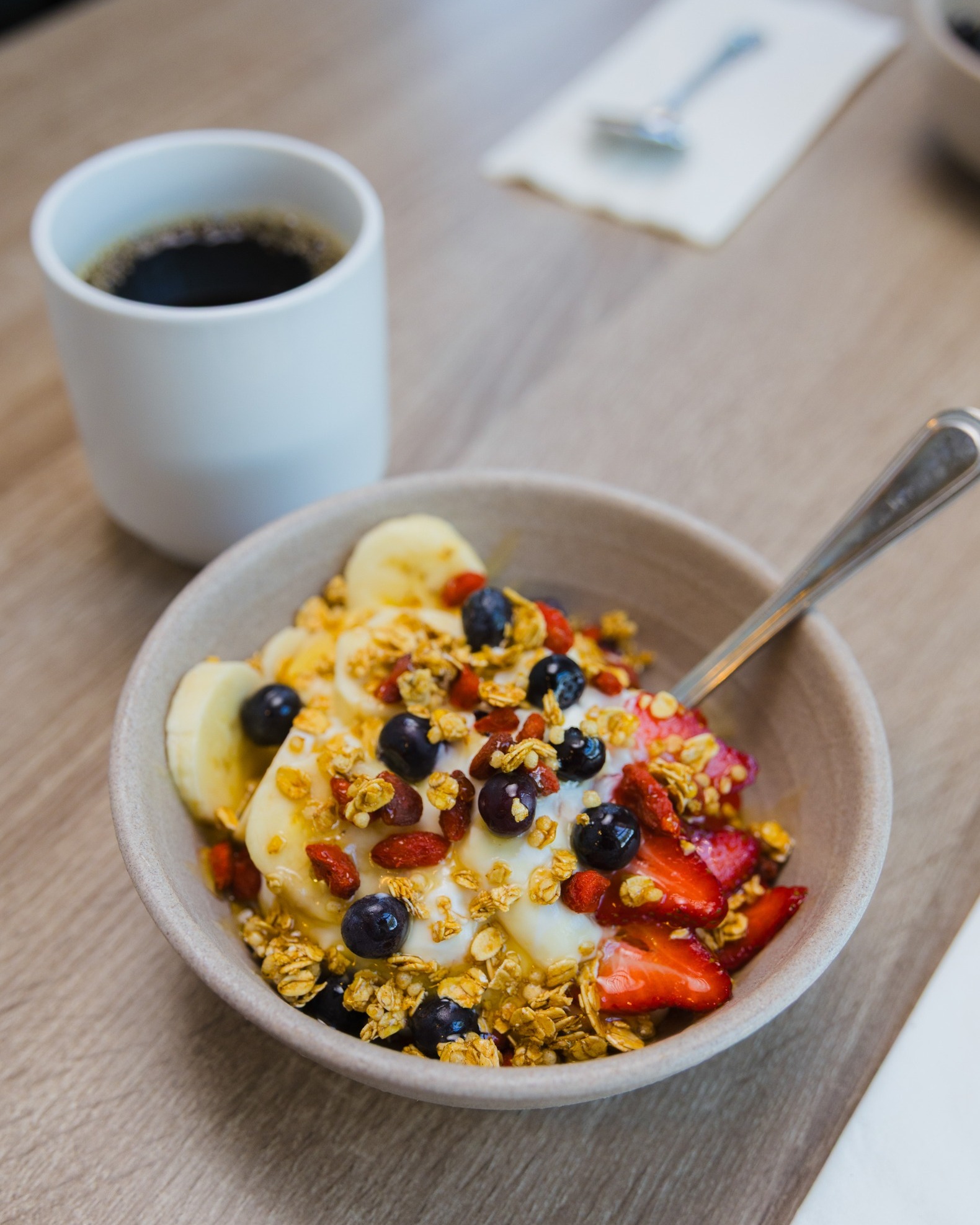 🥘 Basin Bistro – A light and airy coastal kitchen serving eclectic breakfast, lunch & dinner with yogurt bowls, avocado toasts, empanadas, seafood bowls, Kobe burgers, craft coffee, cocktails, mimosas & weekend brunch specials.