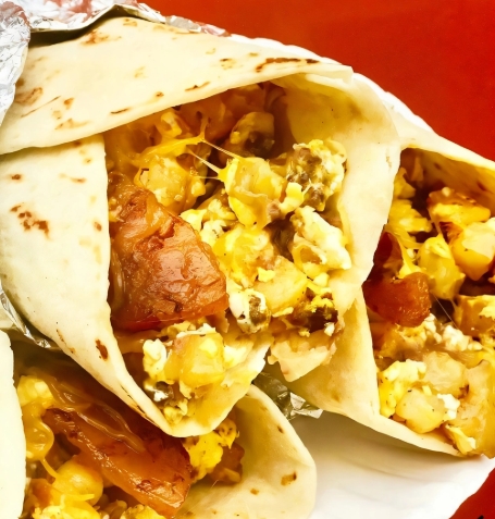 🌯 Bronco Burritos – A beloved breakfast institution on Broadway Avenue J, this no-frills spot fuels Galveston mornings with oversized burritos packed to perfection. The signature Bronco Burrito—loaded with eggs, chorizo, bacon, potatoes, beans, and cheese in a homemade tortilla—is a local legend. With early hours, quick service, and flavors that hit like a Texas sunrise, it’s a must-stop for anyone chasing the island’s best bite before noon