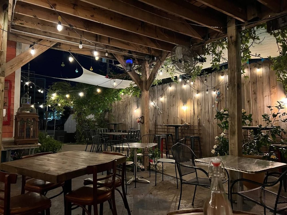 🧾 Gonzalo’s American Bistro – A chef-inspired neighborhood bistro serving Illy coffee, scratch-made pastries, smash burgers, Neapolitan pizza, fresh pasta, chicken & waffles, huevos rancheros, and more in a cozy, dog-friendly patio setting.