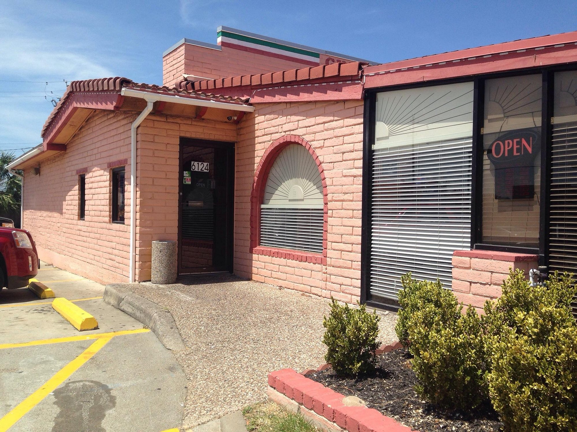 🍕 Gino’s Italian Restaurant & Pizzeria – Family-owned since 1975, serving hearty pizzas, pasta classics, calzones, veal & shrimp dinners, and Italian sodas with free delivery, dine-in, and takeout in a casual neighborhood setting.