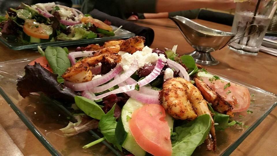 🍽️ Jetty Restaurant at Holiday Inn Resort – Beachfront resort dining serving hearty breakfasts, fresh seafood specialties, succulent steaks, classic American fare, and handcrafted cocktails with room service available.