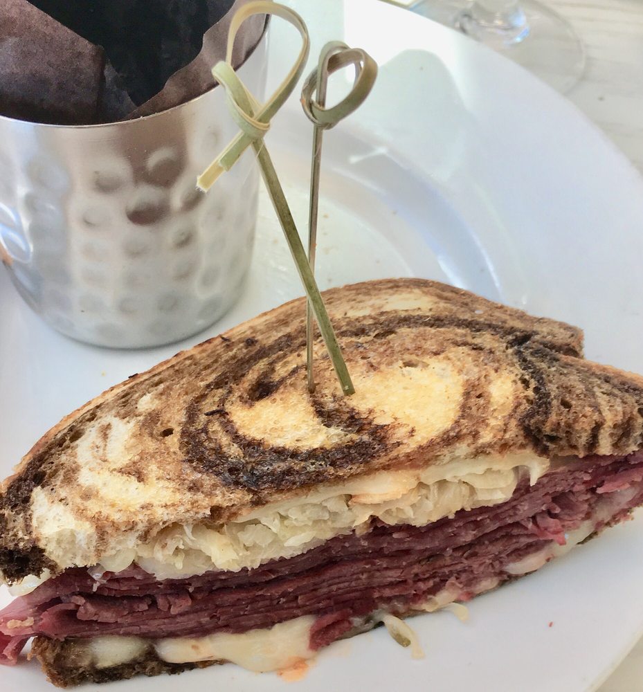 🌳 Café in the Park at Moody Gardens – Casual hotel café offering breakfast, lunch, and dinner favorites from made-to-order omelets and weekend waffle bar to burgers, fried Gulf shrimp, fresh salads, and Starbucks coffee in a bright, lush garden-style setting.