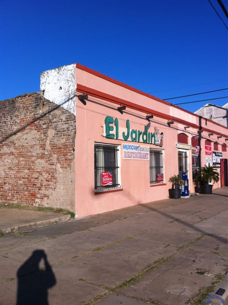 🌮 El Jardin Mexican Cafe – Serves authentic Mexican breakfast and lunch favorites, from Huevos Rancheros and Chilaquiles to enchiladas, fajitas, burritos, homemade flour tortillas, great coffee, organic dishes, and a kids’ menu in a casual, family-owned counter-service setting.