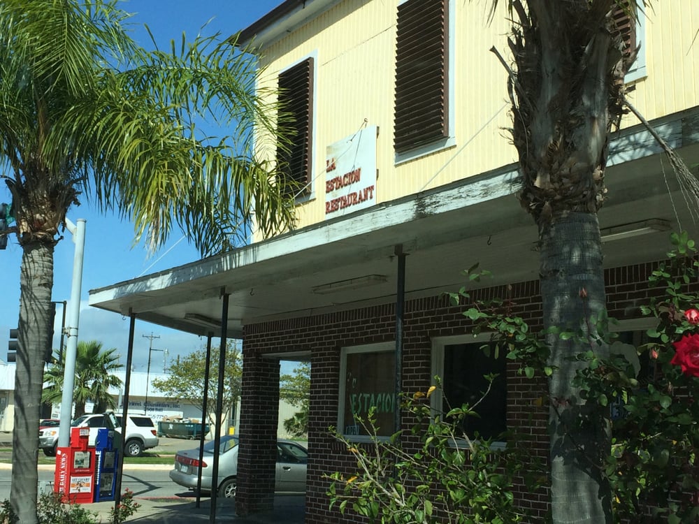 🚉 La Estacion Restaurant – A cherished East End staple on Ball Street, this cozy cantina serves up homestyle Mexican comfort at unbeatable prices. From massive breakfast burritos and chilaquiles to carne guisada and enchiladas suizas, every dish is made with love and a side of nostalgia. With early hours, friendly service, and a loyal local following, it’s a sunrise-to-lunch favorite for anyone craving authentic flavors in a laid-back setting.